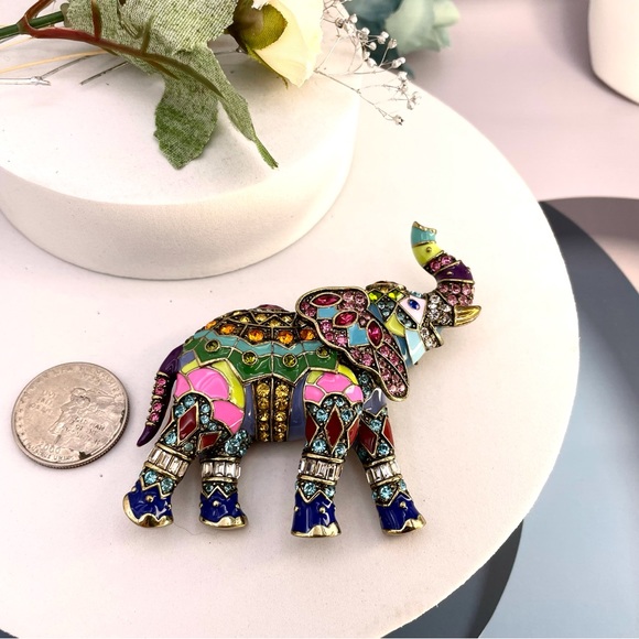 Heidi Daus Happy Elephant Crystal and Enamel Pin - Picture 2 of 5